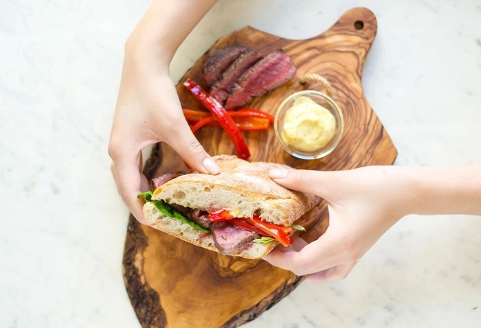 Bữa sáng dinh dưỡng với bánh mì kẹp bít tết nóng hổi, thơm ngon