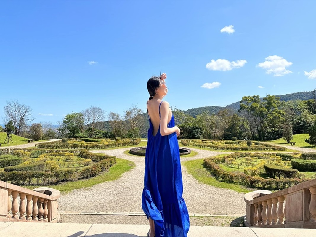 Hot girl xinh dep khoe vong mot voi trang phuc khoet sau den ron-Hinh-12
