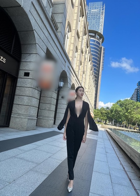 Hot girl xinh dep khoe vong mot voi trang phuc khoet sau den ron-Hinh-3