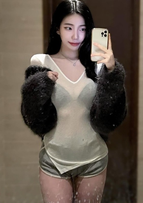 Phat nguong voi hot girl dien quan ngan cun con khi di an-Hinh-6