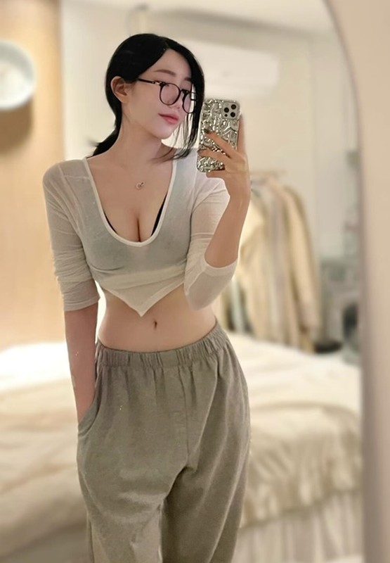Phat nguong voi hot girl dien quan ngan cun con khi di an-Hinh-8