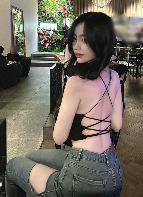 Phat nguong voi hot girl dien quan ngan cun con khi di an-Hinh-10