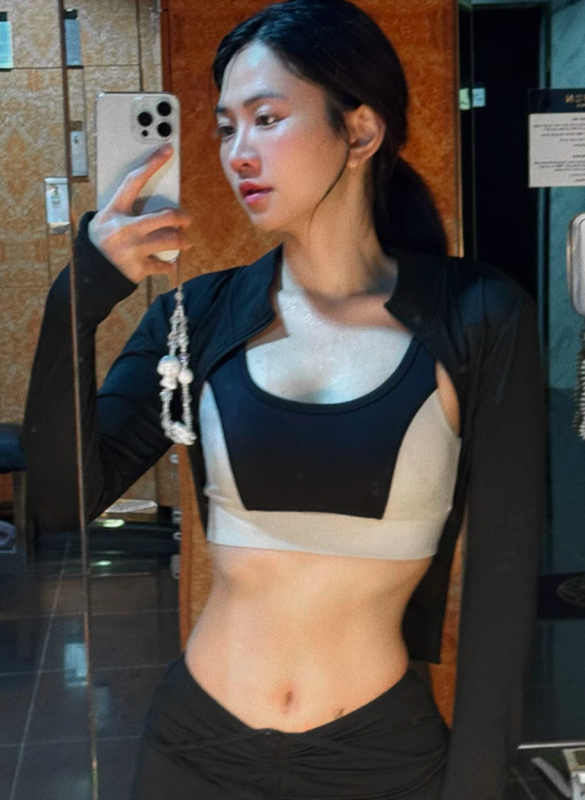 Le Bong tu tin khoe vong 2 mien che sau hanh trinh
