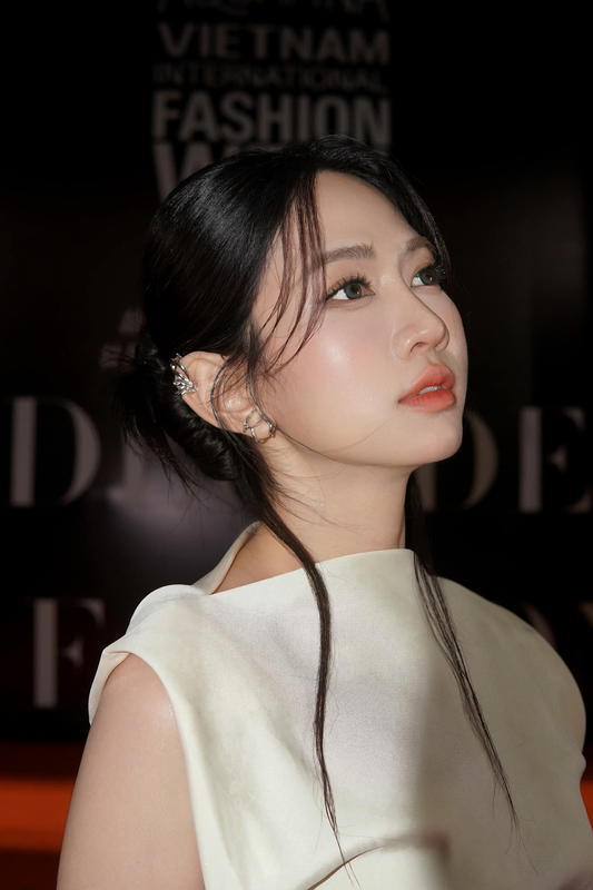 Le Bong tu tin khoe vong 2 mien che sau hanh trinh
