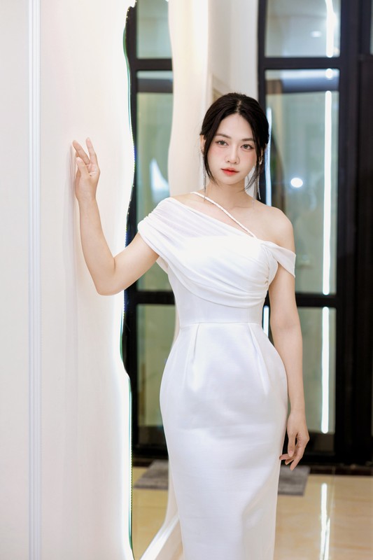 Le Bong tu tin khoe vong 2 mien che sau hanh trinh