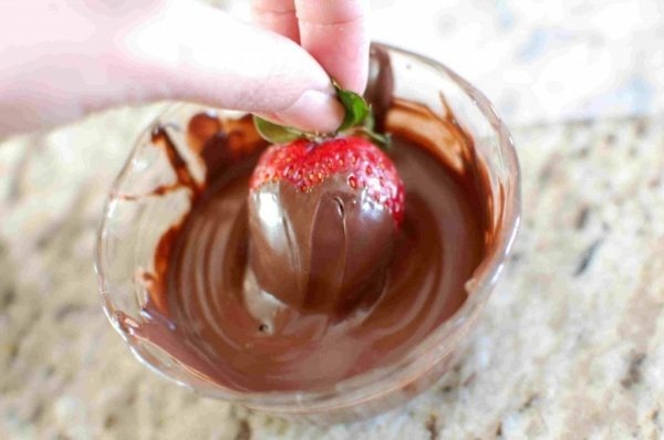 Cách làm chocolate dâu tây chua ngọt hấp dẫn nhân ngày lễ Valentine