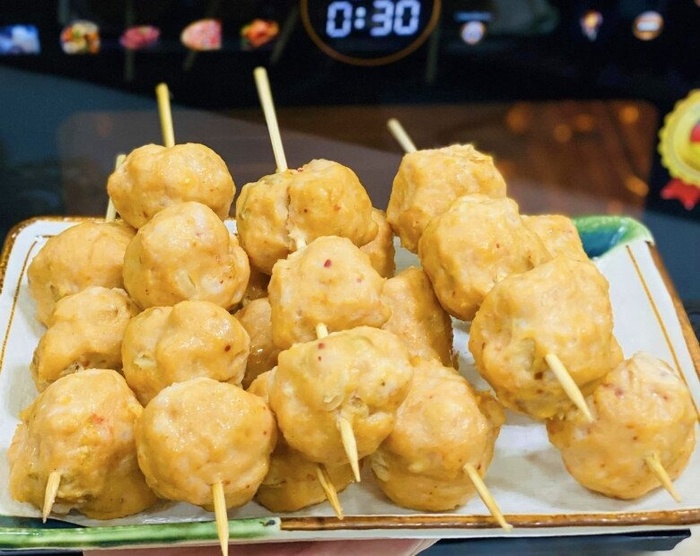 Tự làm tôm viên chiên vừa ngon thơm lại đơn giản, người già trẻ nhỏ đều mê
