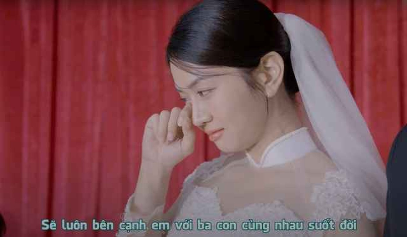 Le Bong dien vay cuoi nhan sac van gay thuong nho