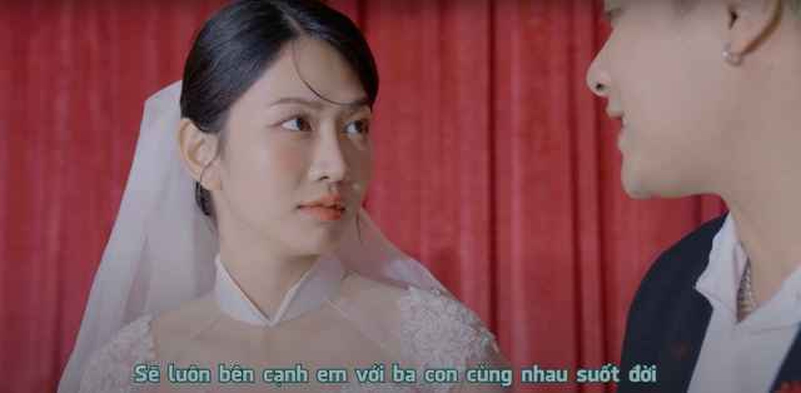 Le Bong dien vay cuoi nhan sac van gay thuong nho-Hinh-2