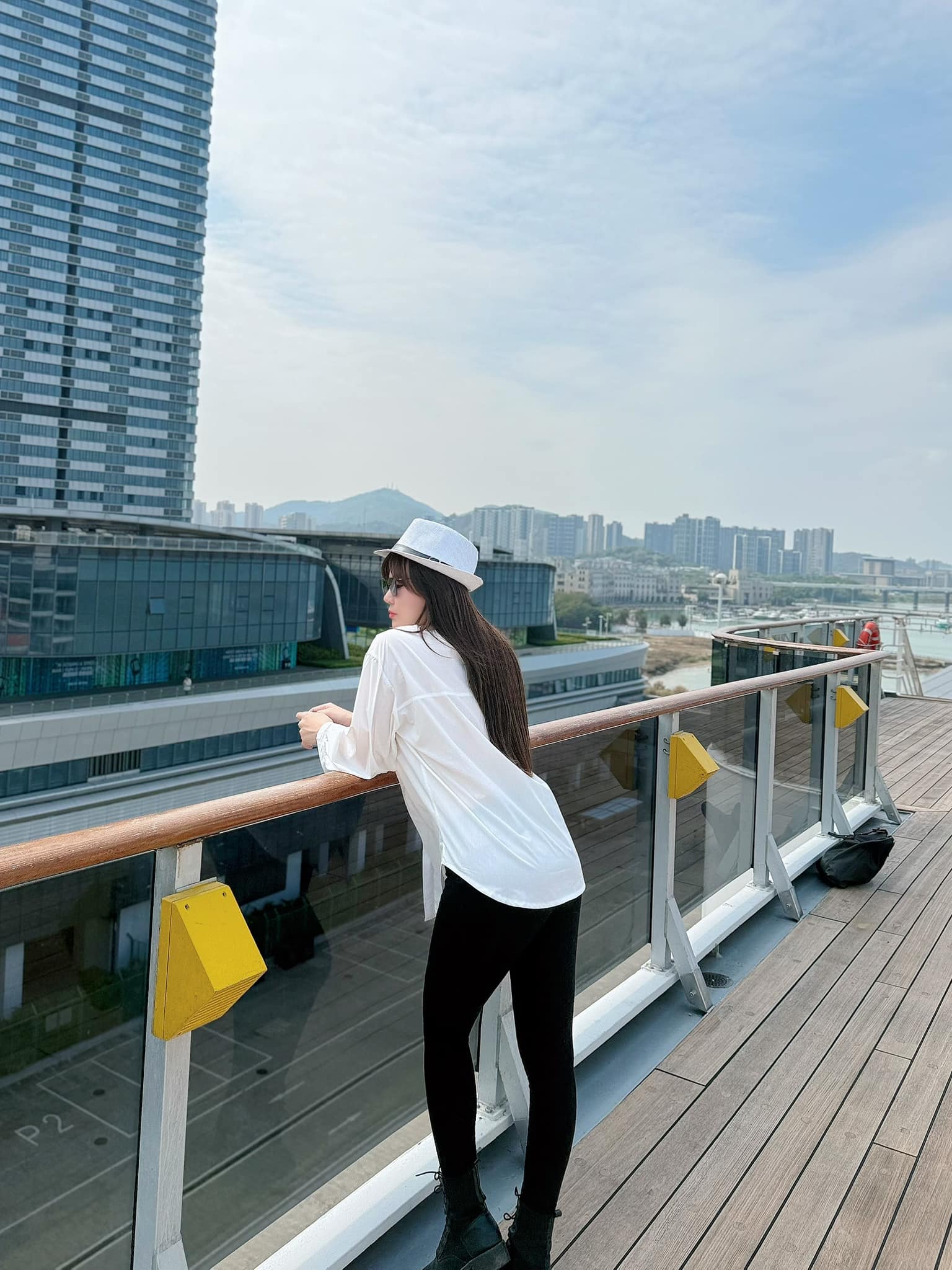 Trong nhiều khung hình, dù diện đồ kín đáo thì nữ diễn viên vẫn biết cách tạo nên sự sexy.