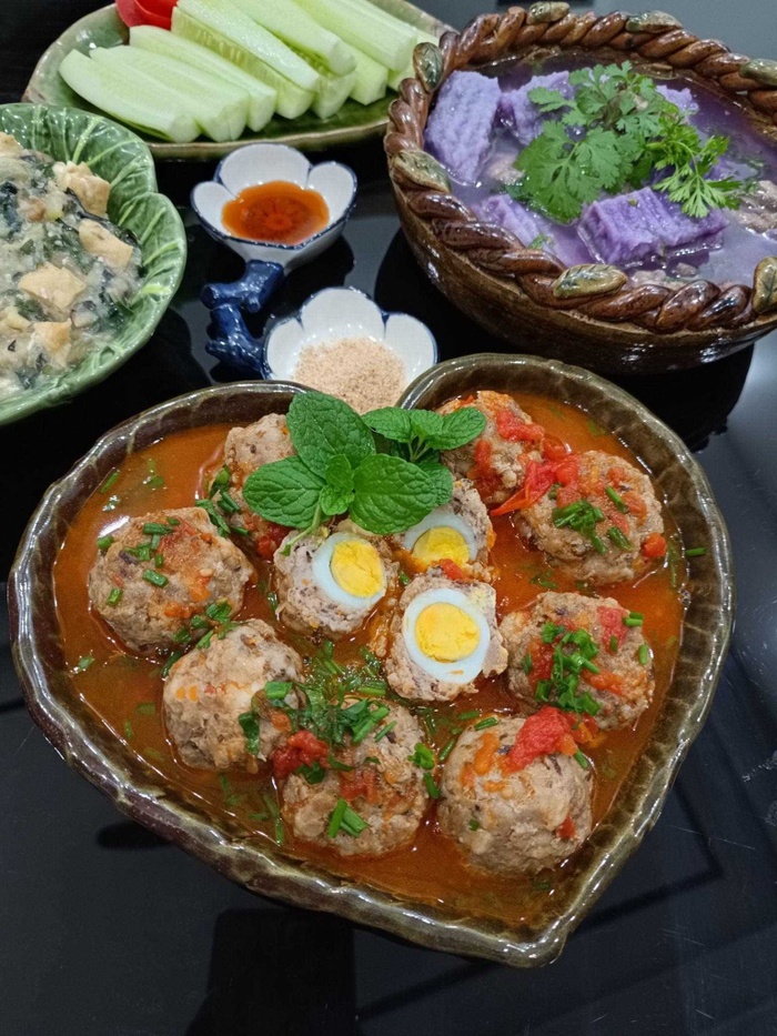 Cách làm thịt bọc trứng cút sốt cà chua thơm ngon, cả nhà đều thích