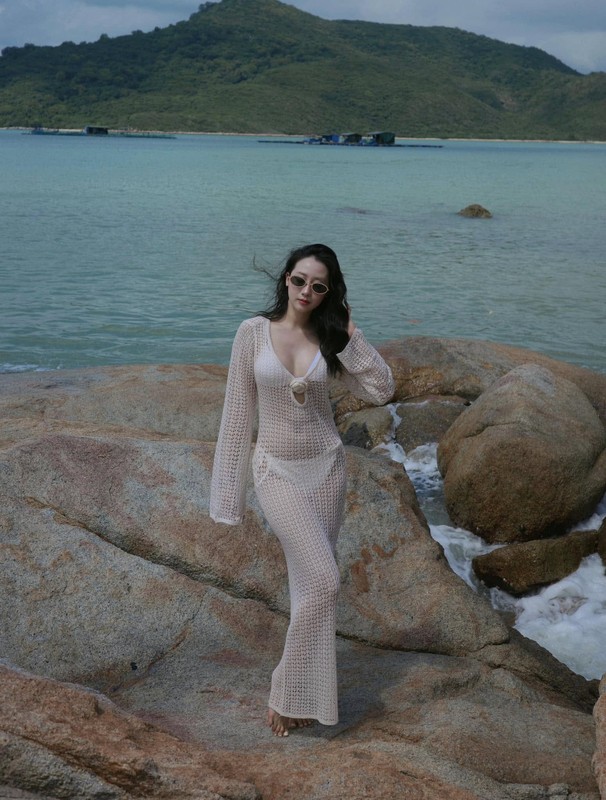 “Phu ba Ha thanh” dien vay luoi danh ca, khoe body nuot