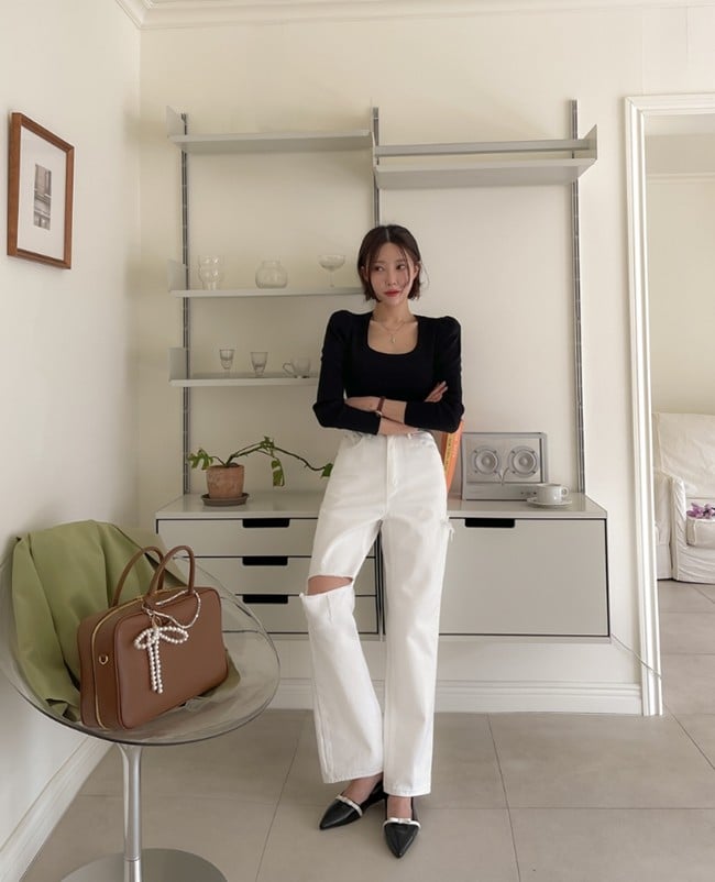 Nếu bạn yêu thích phong cách phóng khoáng, một chiếc quần jeans trắng rách sẽ là lựa chọn hoàn hảo.