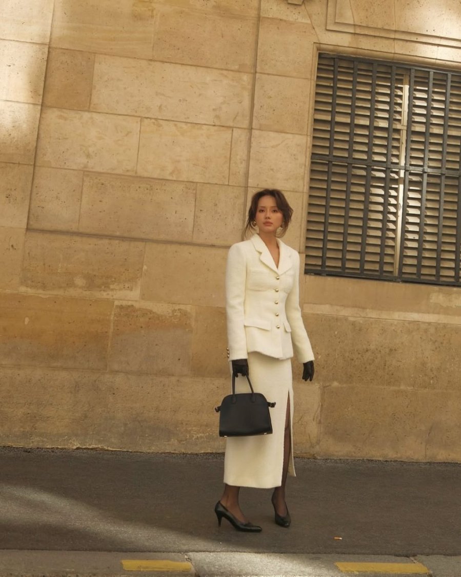 Bộ đôi blazer và chân váy midi đồng bộ tạo nên hình ảnh chỉn chu, chuyên nghiệp