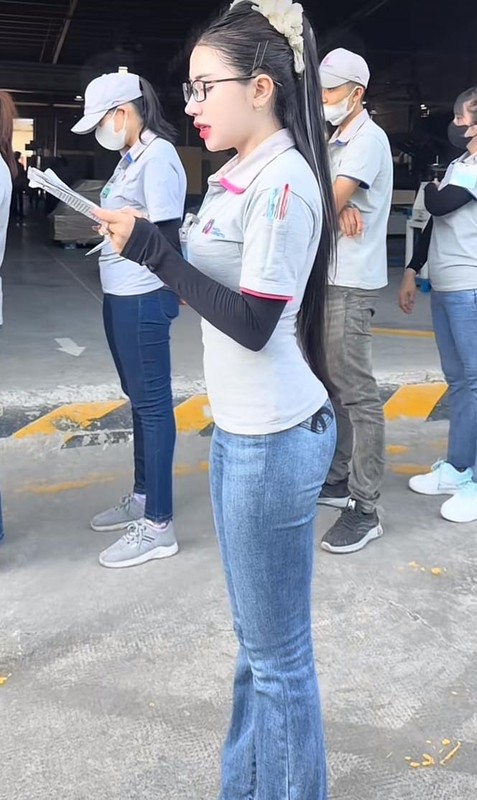 Co cong nhan viral khap MXH voi nhung man khoe dang gay tranh cai