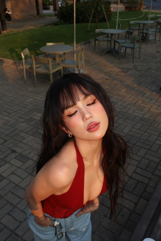 Ngoc Trinh khoe dang nong bong tren pho voi ao corset om sat-Hinh-3
