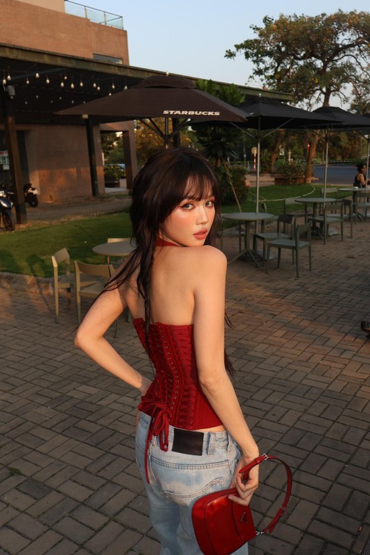 Ngoc Trinh khoe dang nong bong tren pho voi ao corset om sat-Hinh-4