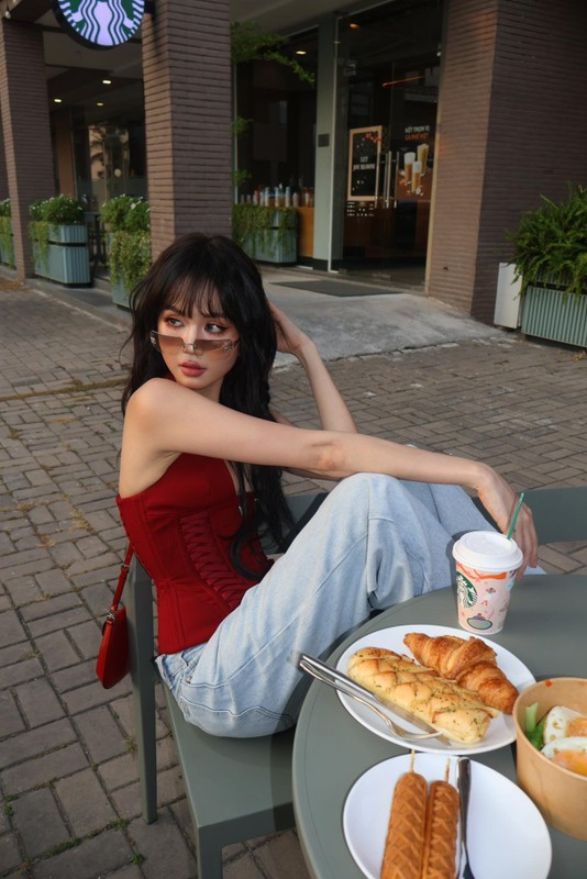 Ngoc Trinh khoe dang nong bong tren pho voi ao corset om sat-Hinh-5