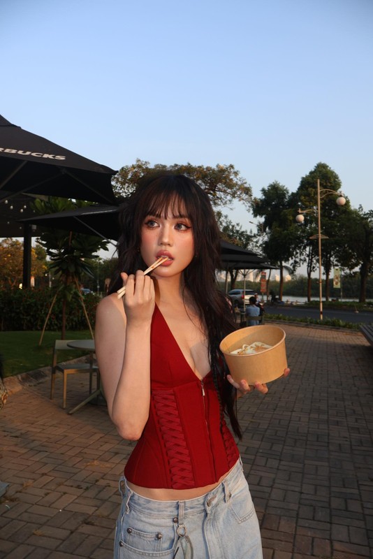 Ngoc Trinh khoe dang nong bong tren pho voi ao corset om sat-Hinh-6