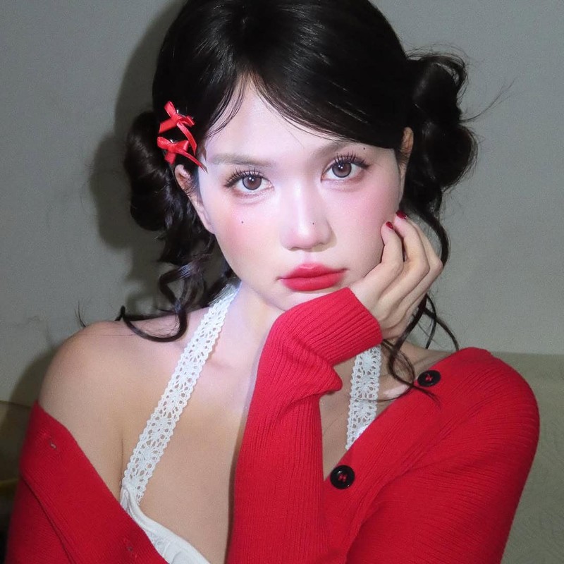 Ngoc Trinh khoe dang nong bong tren pho voi ao corset om sat-Hinh-10