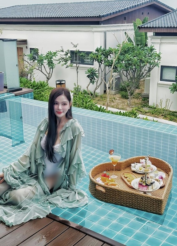 Cuu thanh vien nhom May Trang dep quyen ru khi di bien