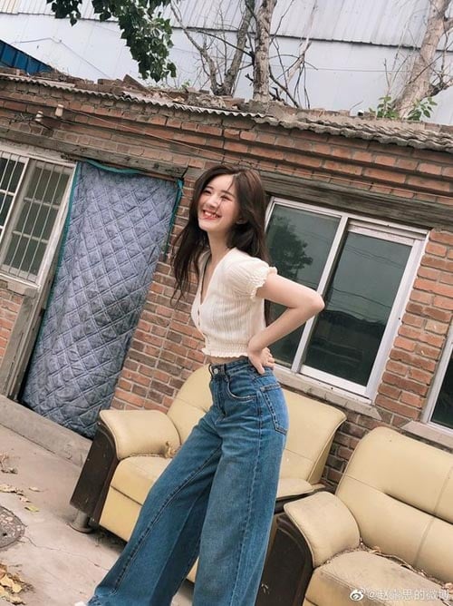 Quần jeans ống rộng quá dài hoặc có phần ống quá rộng sẽ làm bạn trông thấp và nặng nề hơn. 
