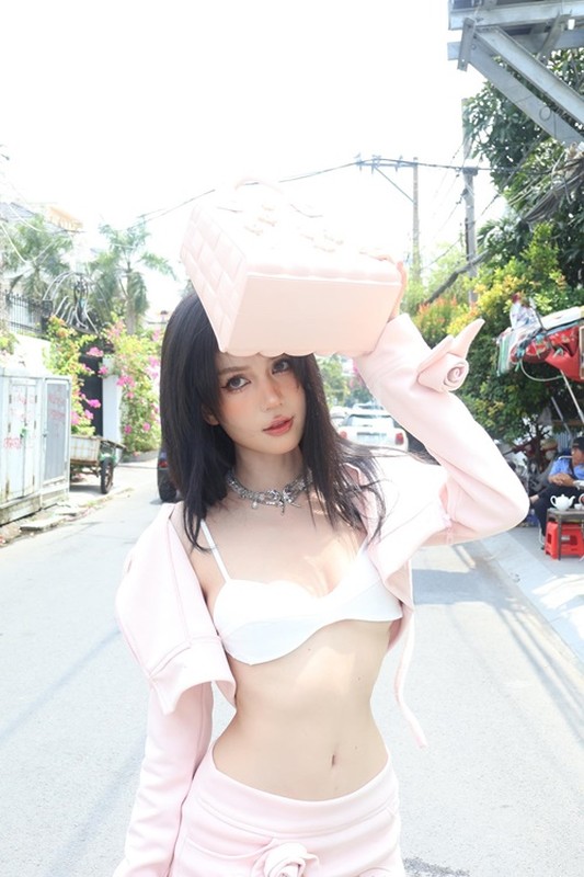 Ngoc Trinh bi chi trich vi trang phuc tao bao o su kien-Hinh-7
