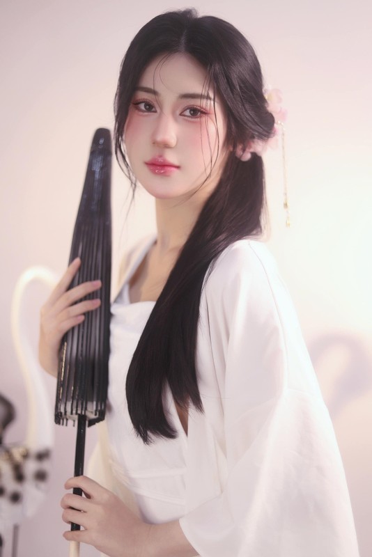 Nu streamer Phan Hoang Thien Thy tai xuat, body khien fan nam u me