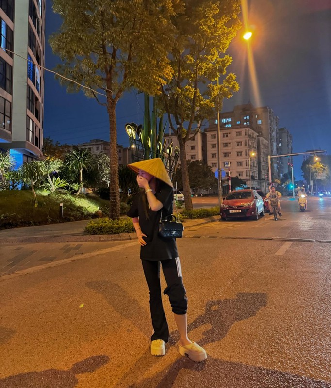 Louis Pham ngoi xe may dien ao ho bao, netizen soi ki dieu nay-Hinh-3