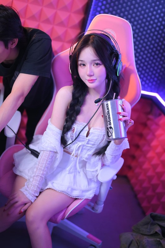 Nu streamer Phan Hoang Thien Thy tai xuat, body khien fan nam u me-Hinh-5