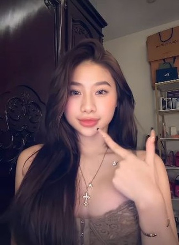 Louis Pham ngoi xe may dien ao ho bao, netizen soi ki dieu nay-Hinh-9