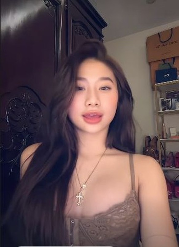 Louis Pham ngoi xe may dien ao ho bao, netizen soi ki dieu nay-Hinh-10