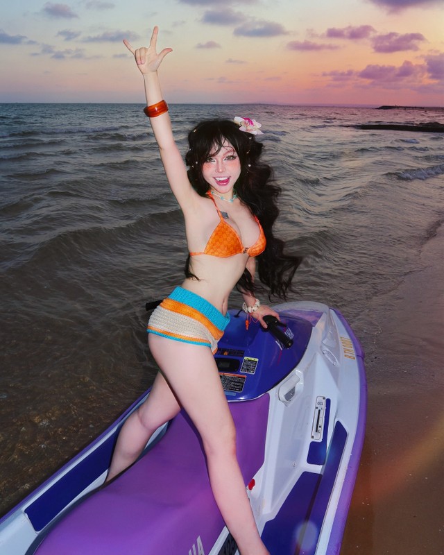 Hot girl Bao Khuyen Susan dien bikini nong bong cuoi moto nuoc