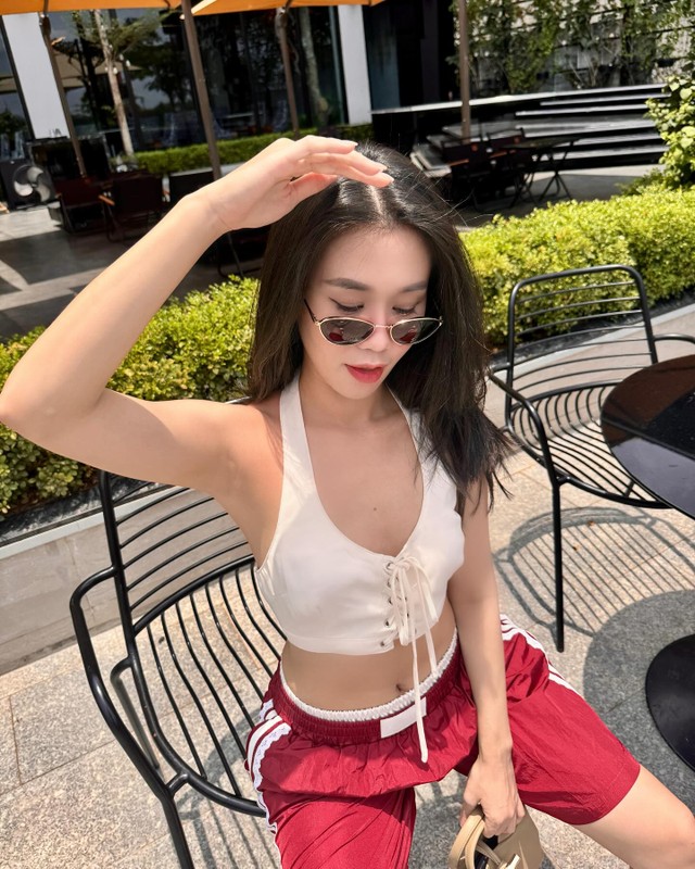 Hot girl Ngoc Thao khoe loat anh phoi nang voi giao dien “girl pho”