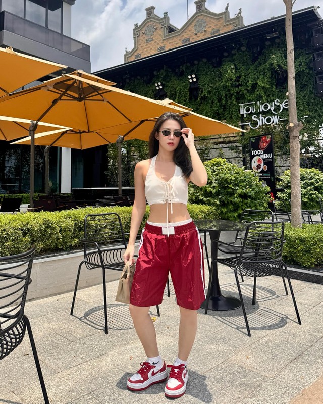 Hot girl Ngoc Thao khoe loat anh phoi nang voi giao dien “girl pho”-Hinh-5