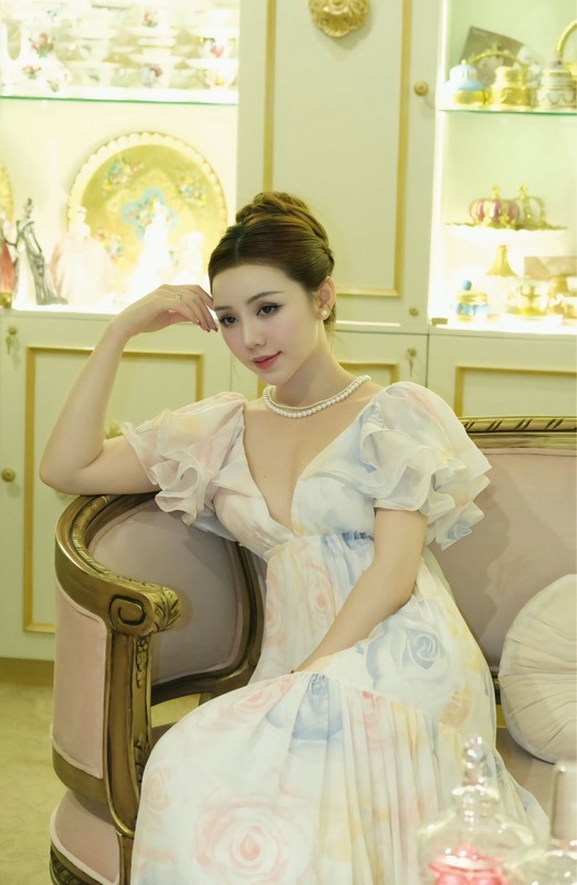 Quynh Kool hoa tieu thu voi vay khoet sau, lo them nguc goi cam