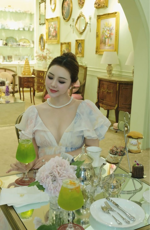 Quynh Kool hoa tieu thu voi vay khoet sau, lo them nguc goi cam-Hinh-2