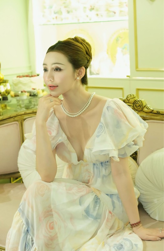 Quynh Kool hoa tieu thu voi vay khoet sau, lo them nguc goi cam-Hinh-4