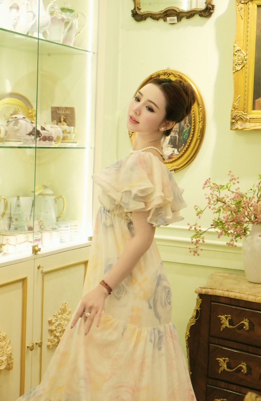 Quynh Kool hoa tieu thu voi vay khoet sau, lo them nguc goi cam-Hinh-5