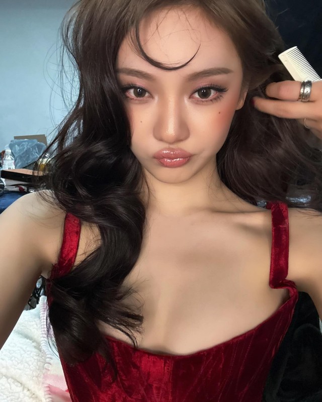 Gai xinh vung Cap Nhi Tan khoe nhan sac