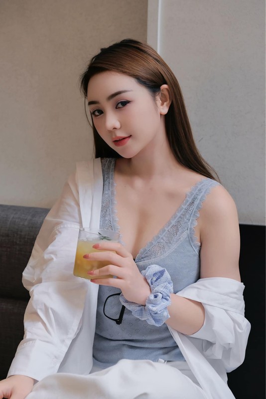 Quynh Kool hoa tieu thu voi vay khoet sau, lo them nguc goi cam-Hinh-9