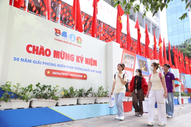 Giới trẻ hào hứng check-in với cờ Tổ quốc dịp 30/4 ảnh 14