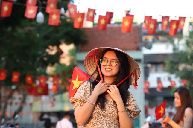 Giới trẻ hào hứng check-in với cờ Tổ quốc dịp 30/4 ảnh 4