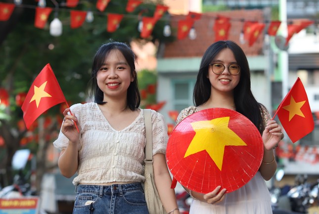 Giới trẻ hào hứng check-in với cờ Tổ quốc dịp 30/4 ảnh 5