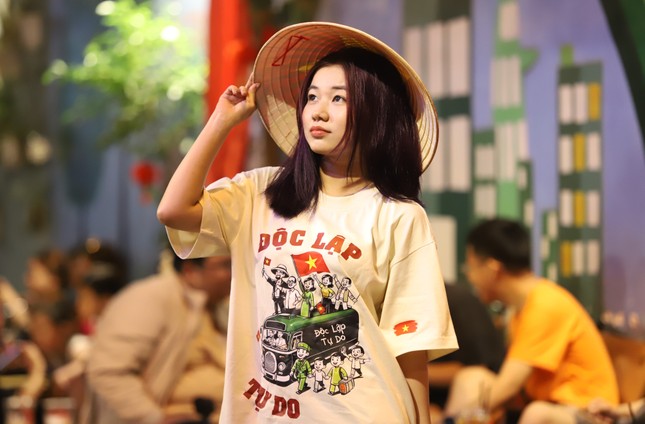 Giới trẻ hào hứng check-in với cờ Tổ quốc dịp 30/4 ảnh 7