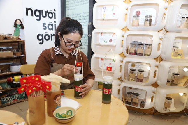 Giới trẻ hào hứng check-in với cờ Tổ quốc dịp 30/4 ảnh 8