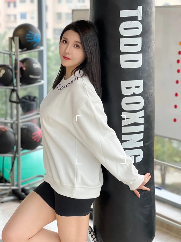 Nhan sac “nu than phong gym” xu Trung so huu bo nguc 1 met-Hinh-2
