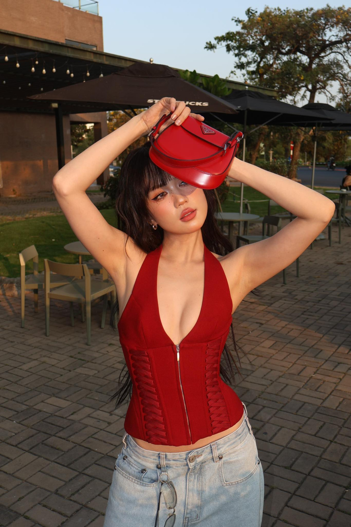 Chiếc áo corset mà Ngọc Trinh lựa chọn là sản phẩm của một thương hiệu nội địa Việt Nam, có giá khoảng 440 USD (hơn 11 triệu đồng).