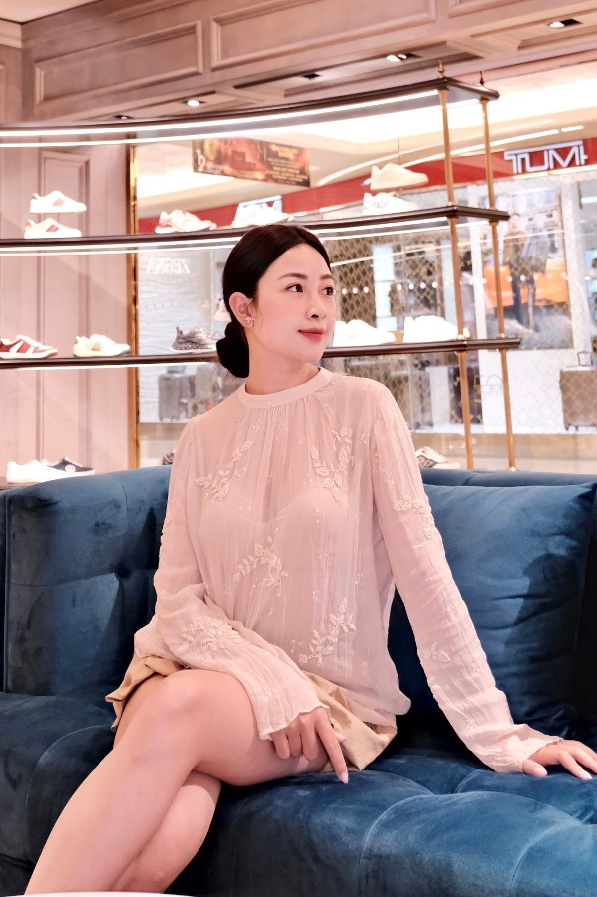 Mỗi bức ảnh của vợ cầu thủ Phan Văn Đức đều thu hút sự chú ý với nét đẹp thanh tú, nụ cười tươi tắn và gu ăn mặc trẻ trung, hiện đại. Nhiều cư dân mạng nhận xét rằng cô ngày càng