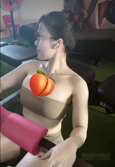 Cụ thể, chỉ sau chưa đầy 24 giờ đăng tải, video o ép vòng 1 của hot girl phòng gym này đã thu hút hơn 2,6 triệu lượt xem cùng hàng ngàn lượt chia sẻ, bình luận với tốc độ lan truyền chóng mặt.